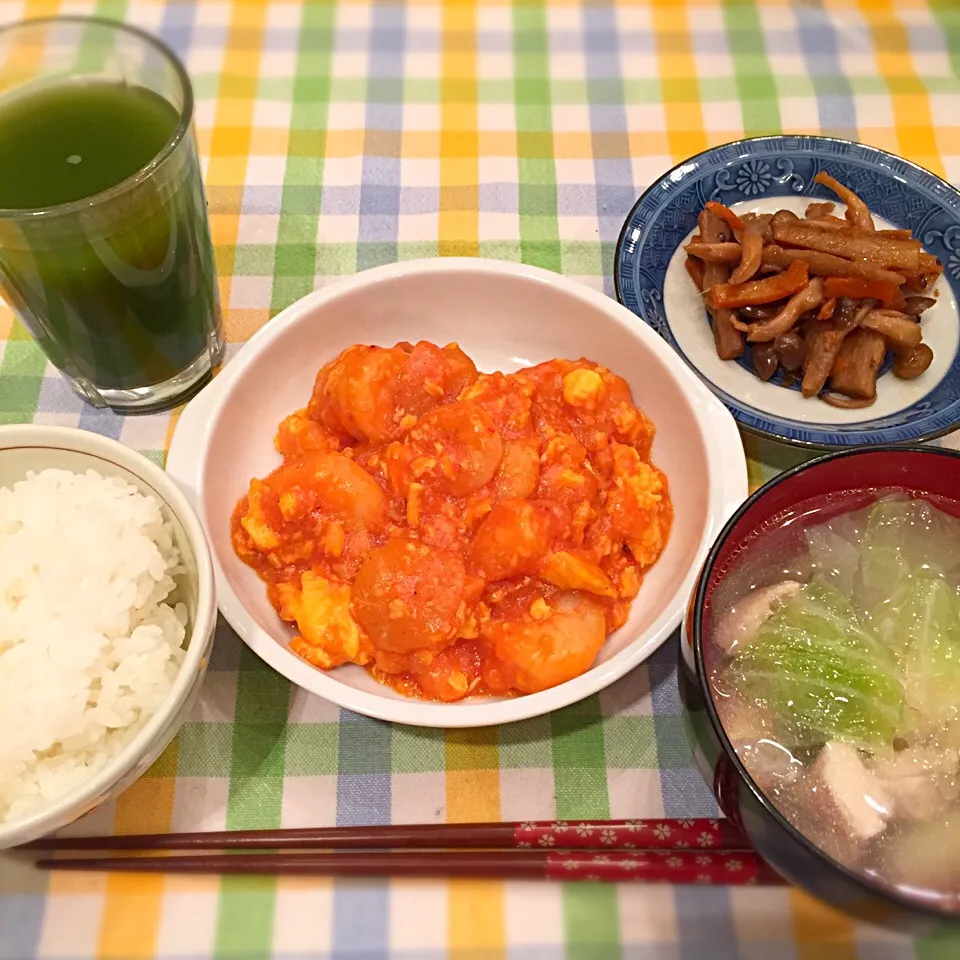 今日のおうちご飯。エビチリ、キノコとごぼうの甘辛炒め、鶏スープ、いつもの青汁！|Sah.Ahamさん