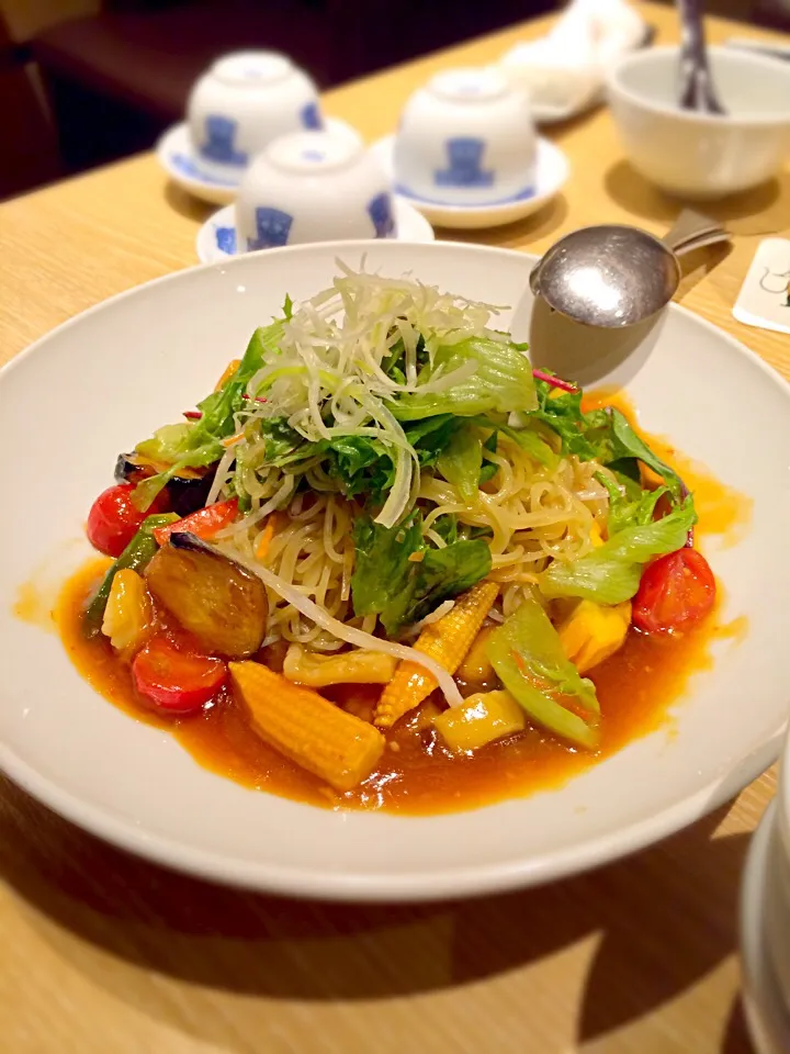 Snapdishの料理写真:謝朋殿 彩り野菜と海鮮の汁なし酸辣麺|Ryuichi Uranoさん