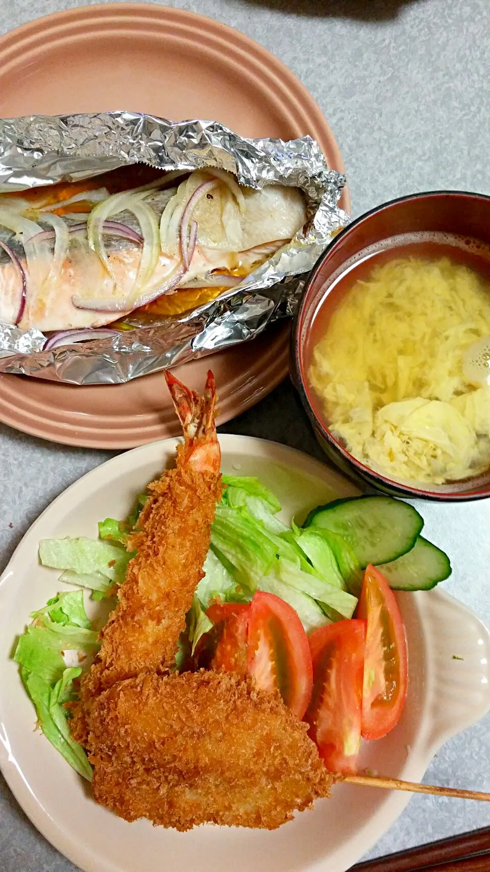 秋鮭ホイル焼き　かき玉汁　さぼてんのエビフライ🍤と串玉豚揚げ|裕子さん