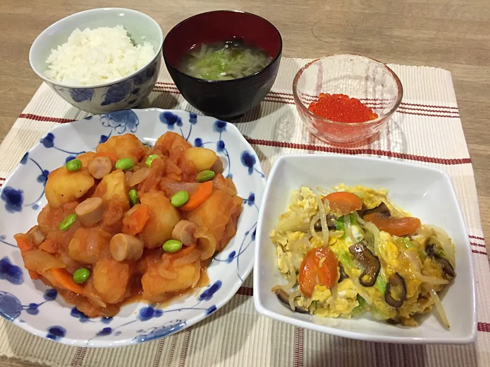 Snapdishの料理写真:ケチャップ肉じゃが・白菜とモヤシにんにく炒め卵とじ・いくら・大根とワカメの味噌汁|まーままさん