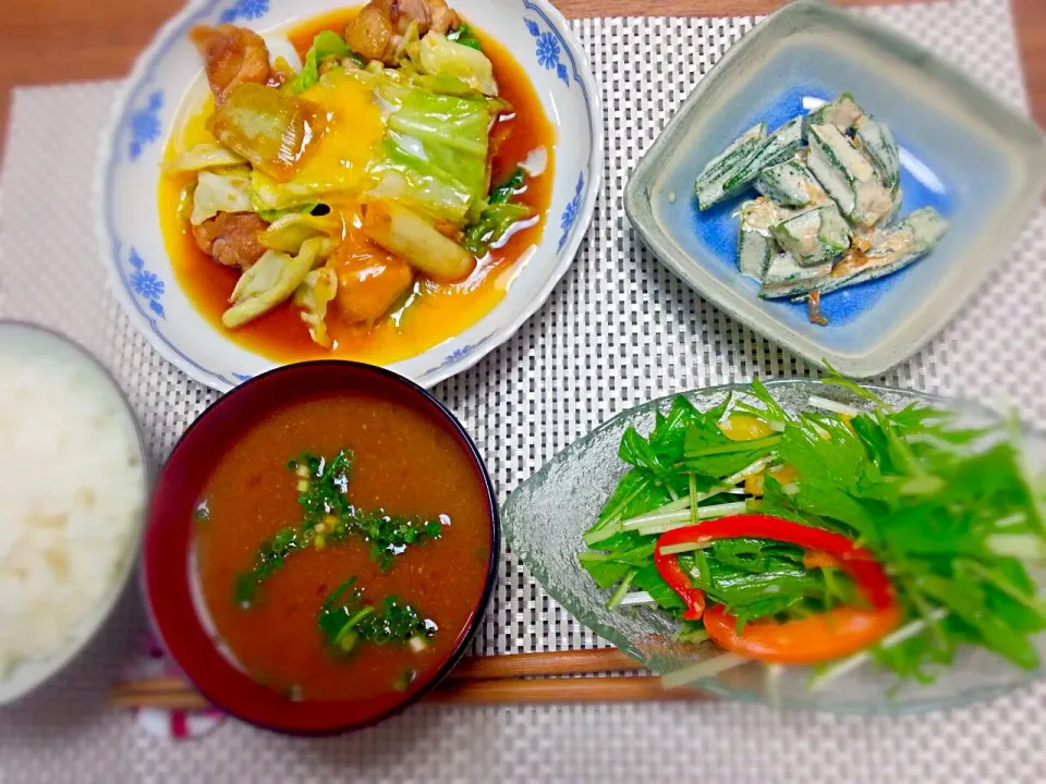 鶏肉とキャベツのにんにくしょうゆ炒め・オクラのマヨおかか和え・パプリカと水菜のサラダ・お味噌汁|なべちゃんさん