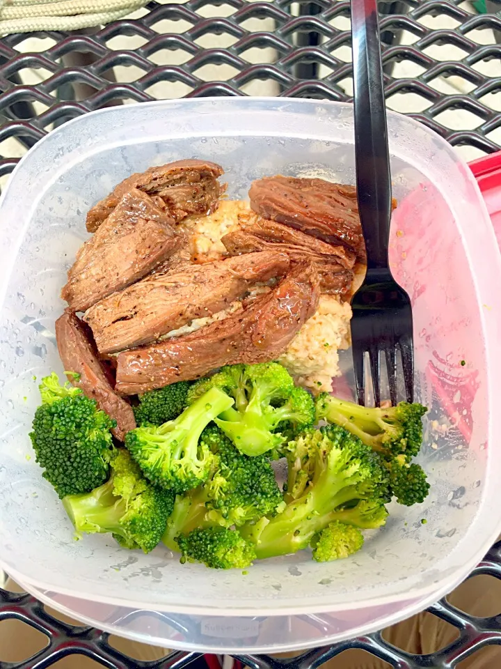 Beef korean style with steam oatmeal and broccoli|huy toさん