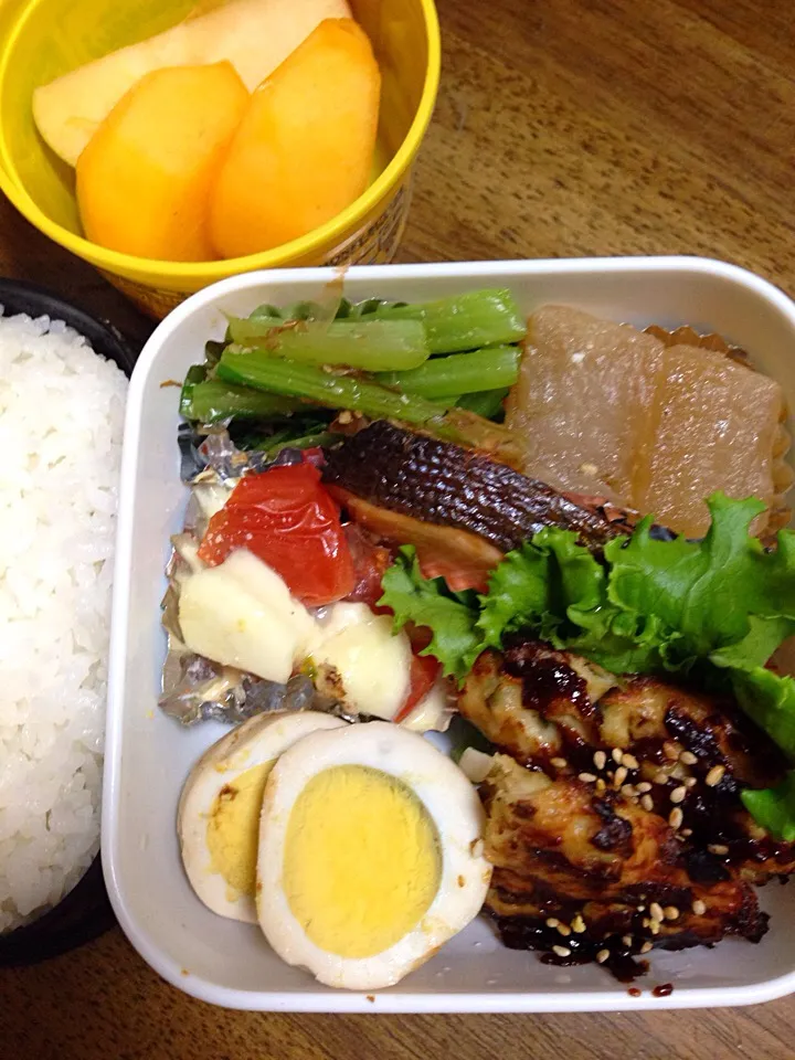 Snapdishの料理写真:鶏つくねのみそ焼き 塩鮭 おでん大根 おでん卵 小松菜のおひたし トマトのモッツァレラチーズ焼き  柿とりんご|ゆりりんさん