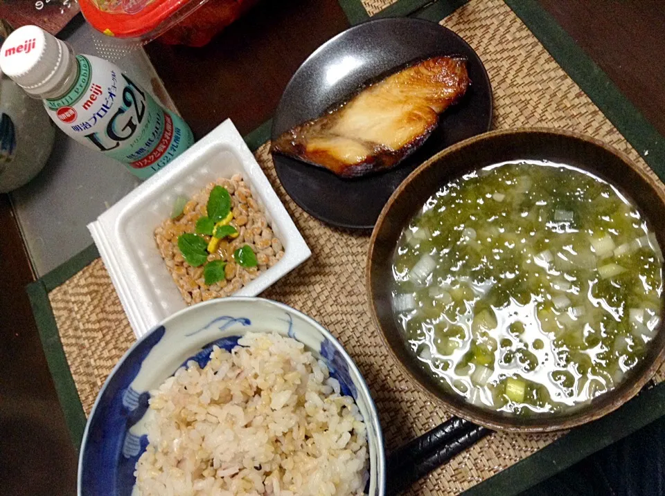 Snapdishの料理写真:納豆＆ブリ照り焼き&アオサの味噌汁|まぐろさん