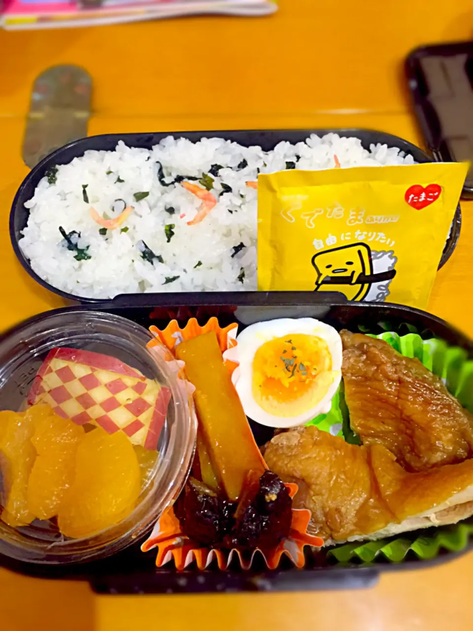 Snapdishの料理写真:子供お弁当🍱  ワカメごはん  照り焼きチキン  半熟卵  🍠サツマイモと椎茸の煮物  林檎  蜜柑のシロップ漬け🍎🍊|ch＊K*∀o(^^*)♪さん