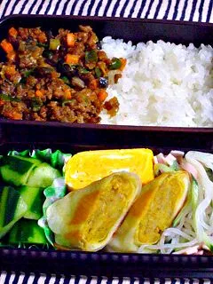 Snapdishの料理写真:お弁当（ドライカレーのせご飯、春雨サラダ、卵焼き、カレーポテト焼き春巻！きゅうりの浅漬け）|すーさん