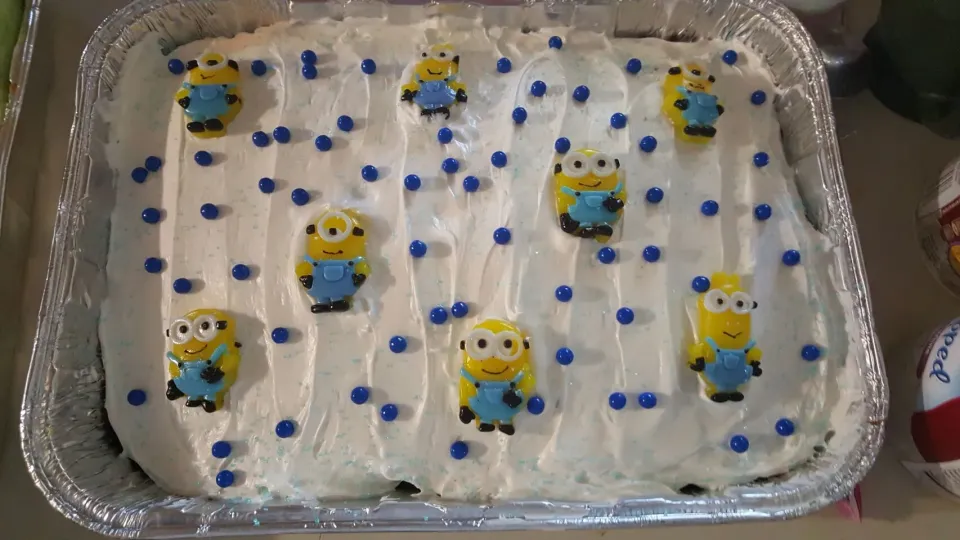 Snapdishの料理写真:minion cake for cakewalk|Desiree Carmanさん