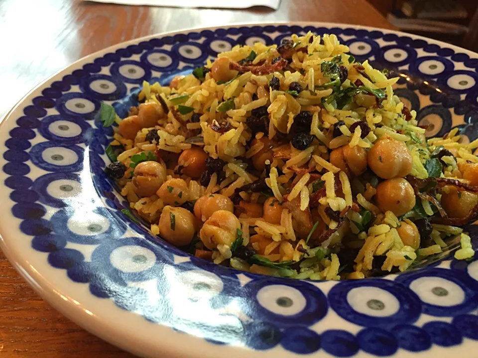 Many rices with spiced chickpeas, currants, and fried onion|Matthew Cashenさん