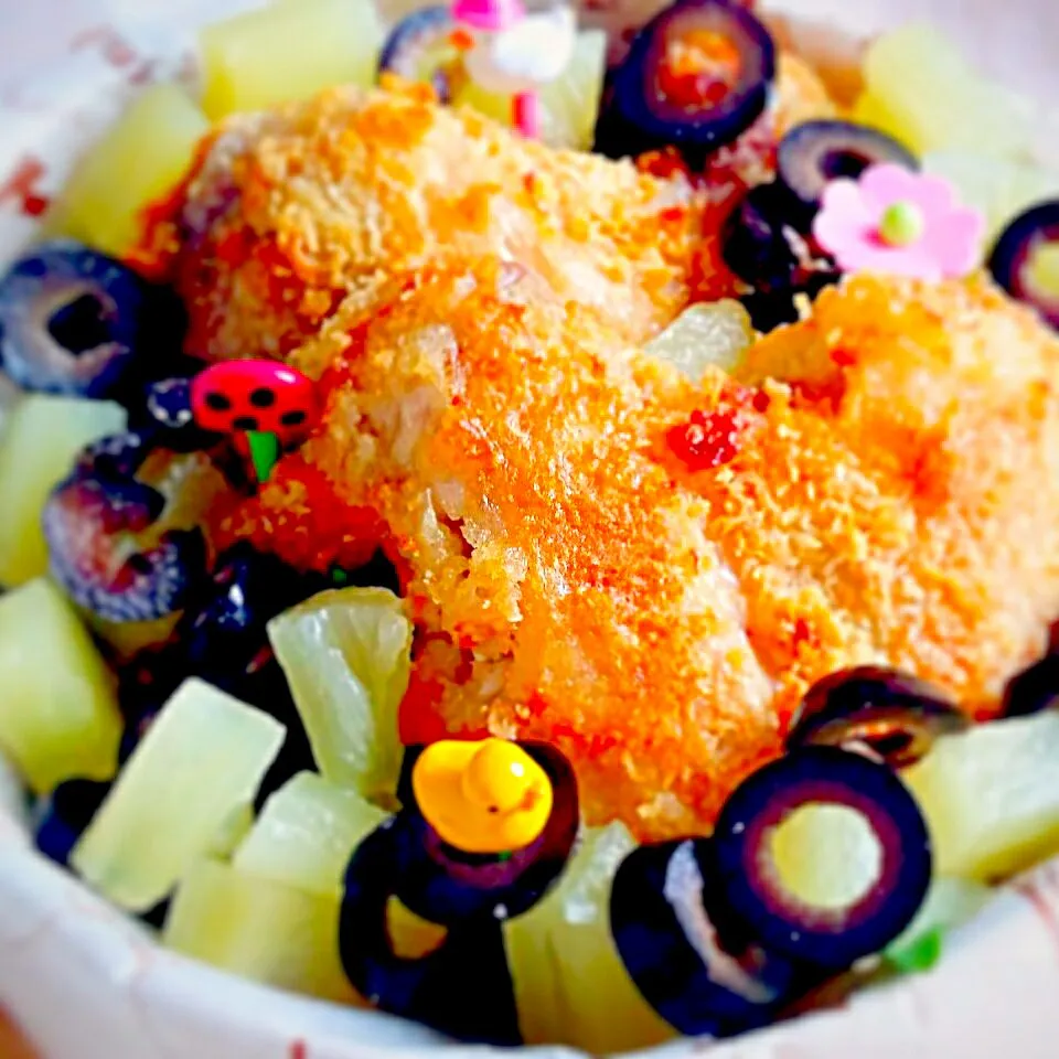 air fried chicken wings on a bed of wild rockets with my favourite olives n pineapples|Chua Jeanさん