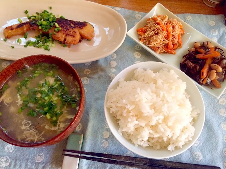 Snapdishの料理写真:朝ごはん★鱈の味噌漬け焼き、ひじきの煮物、えのきとにんじんのたらこ炒め、みょうがのお吸い物、ごはん|ハルさん