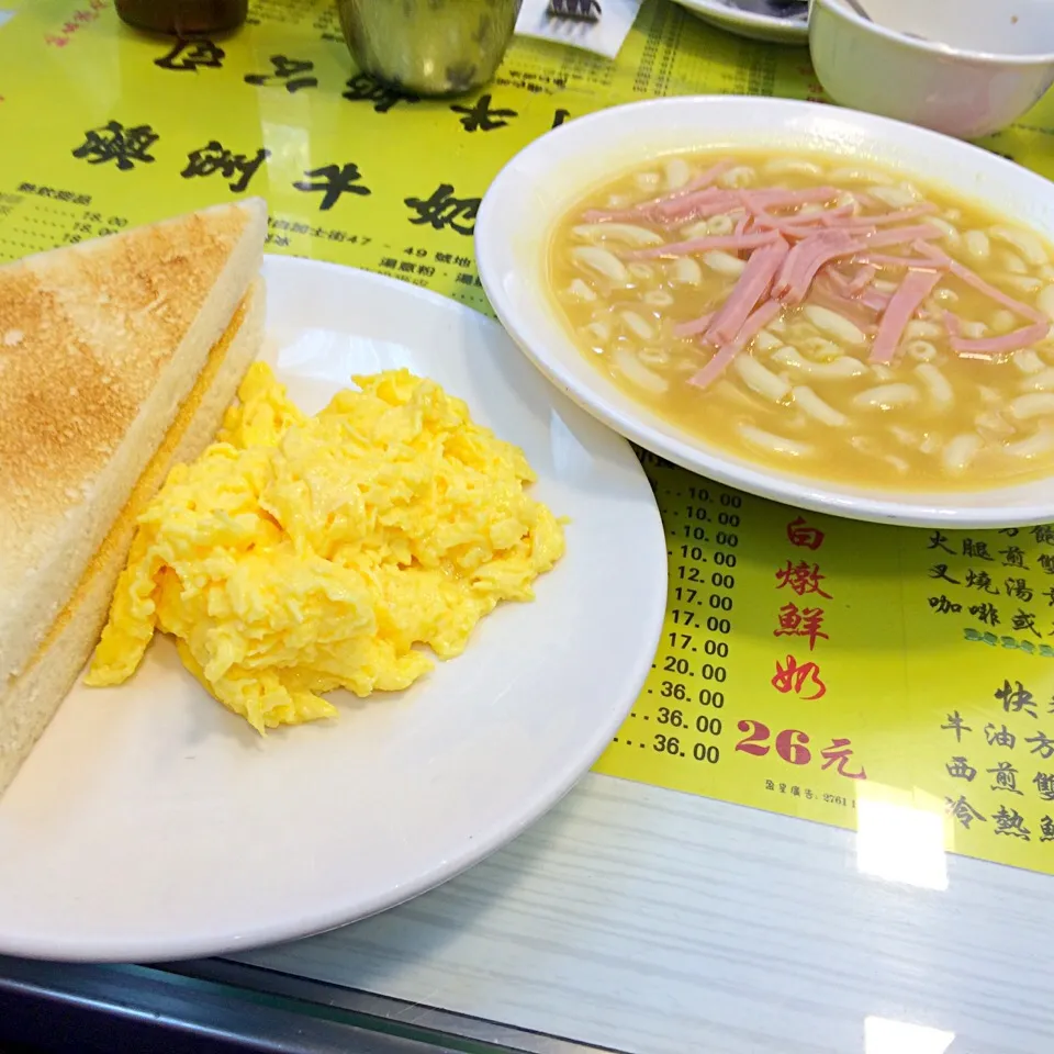 Scrambled Eggs with Toast, Marcoroni Soup with Ham|prissyさん