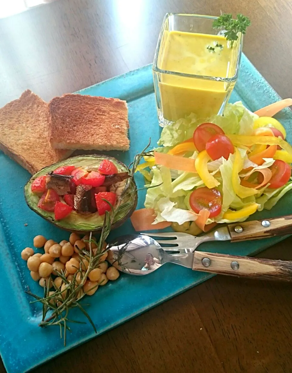 OMさんのGrilled avocado with oiled-sardines & tomato/オイルサーディンとトマトのアボカド・グリル|ゆず( ˘ ³˘)♥さん