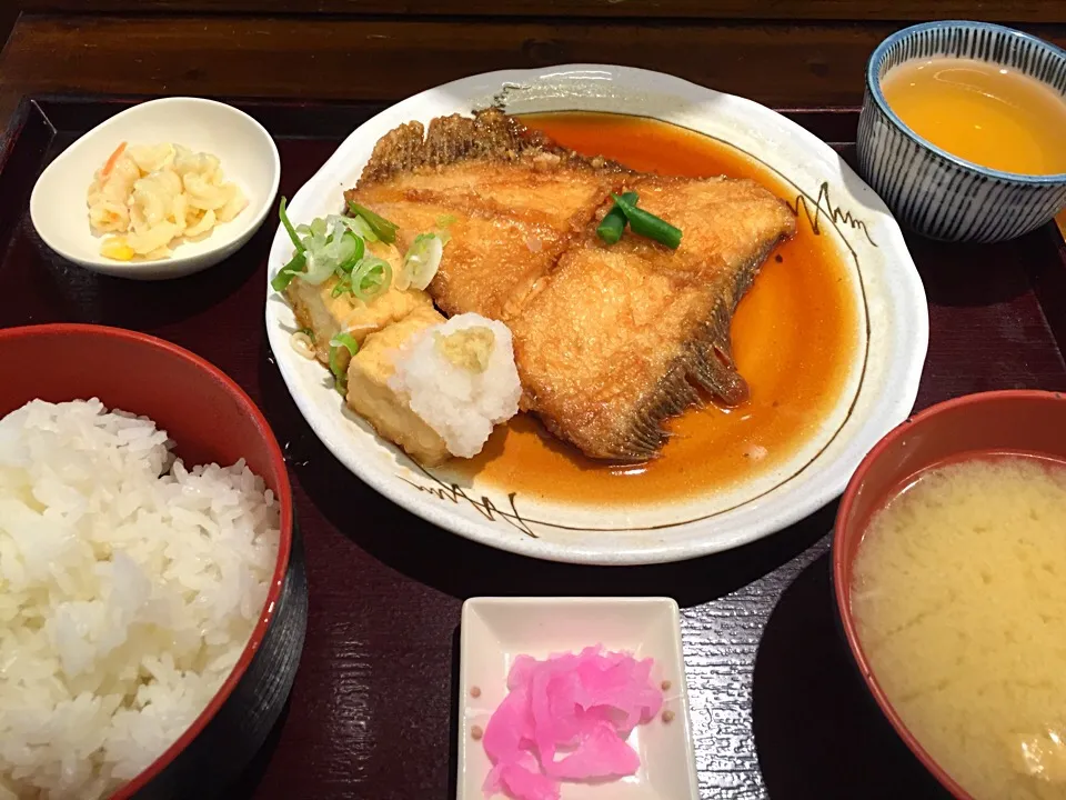 Snapdishの料理写真:日替り定食(カレイの揚げ煮 揚げだし豆腐つき)。|liccaさん