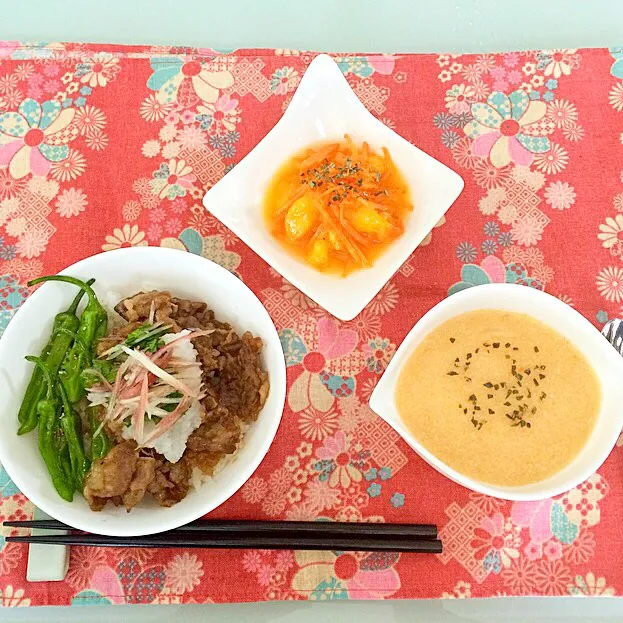 *薬味たっぷり牛丼 *柿と人参のラペ *野菜のポタージュ|さらさん