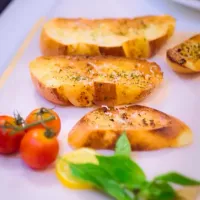 Snapdishの料理写真:Garlic bread toasts|Bren Luiさん