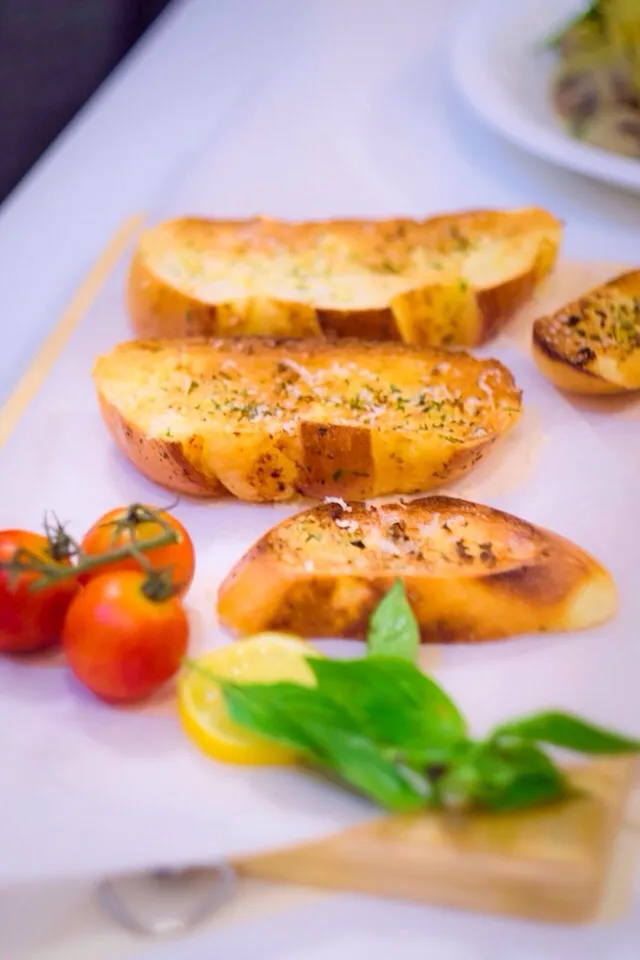 Garlic bread toasts|Bren Luiさん