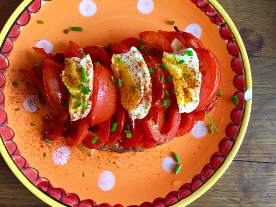 Spelt Bread. Spicy Hummus. Onion. Capsicum. Tomatoes. Soft-boiled Eggs. Chives. Chili.|Safiraさん