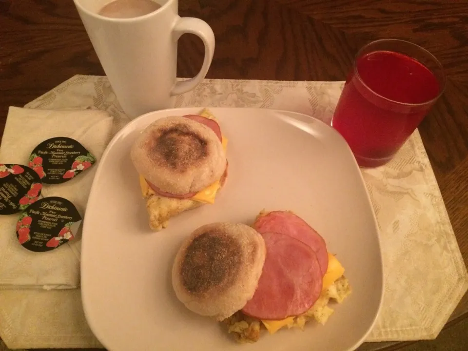 English muffins, Canadian ham and Eggs|Randell Smithさん