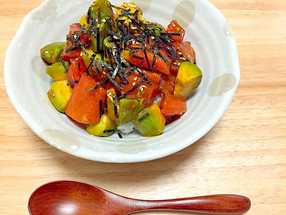 Snapdishの料理写真:アボカドとサーモンのユッケ丼|mariaさん