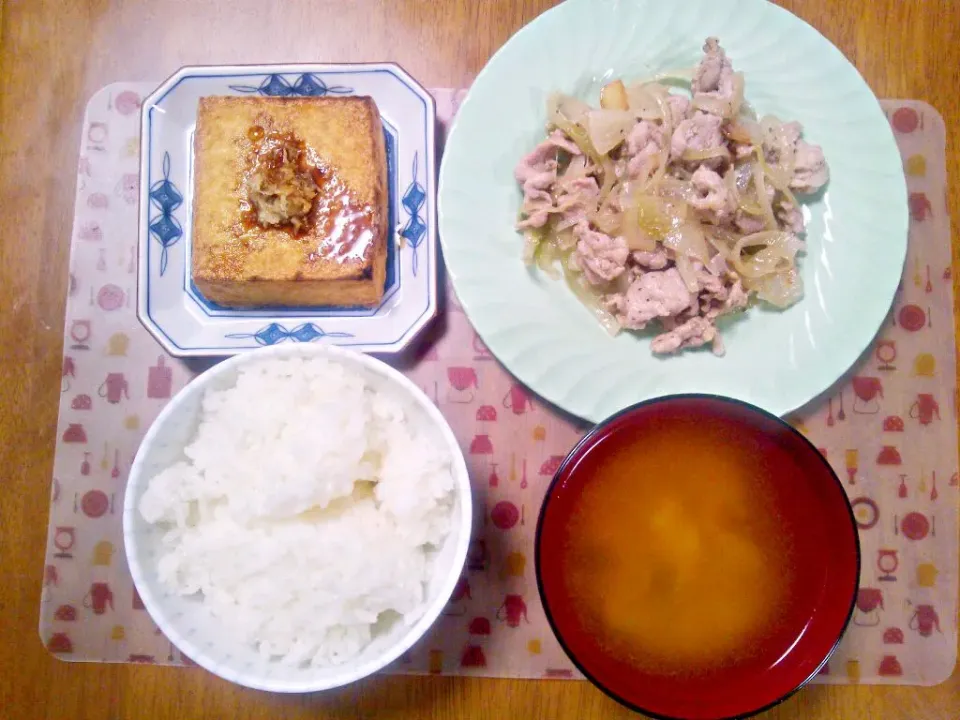 Snapdishの料理写真:１０月３日 豚肉と玉ねぎの塩にんにく炒め 厚揚げ お味噌汁|いもこ。さん