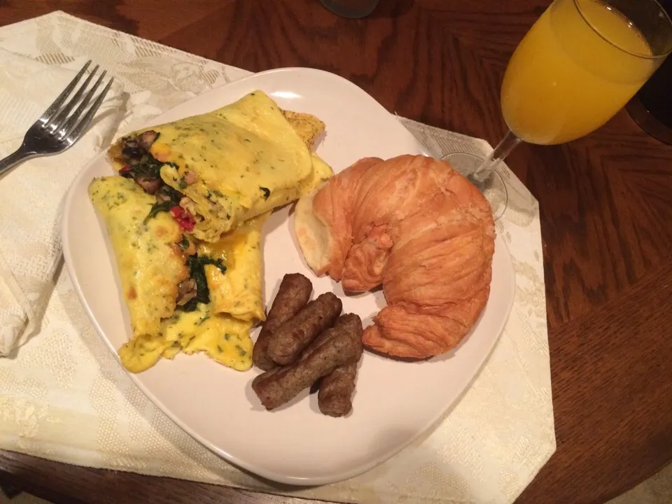 Snapdishの料理写真:Im getting down cooking !!! 
I cooked this on my flat range 

Fiesta Omelette with Spinach Multiple Seasoning, Sausage links, Crescent Roll ,😍Mimosa|Randell Smithさん