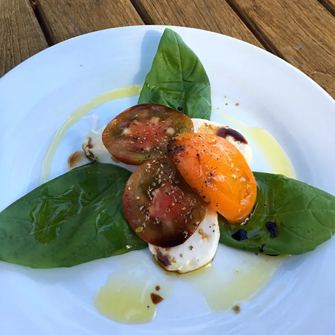 Easy - tomato, basil, fresh mozzarella, olive oil, balsamic vinegar, salt & pepper|Ashley Jackさん