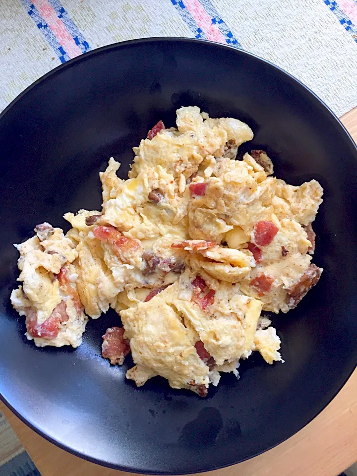 Snapdishの料理写真:Äggröra med bacon och kantareller. 🍳|hannah sonessonさん