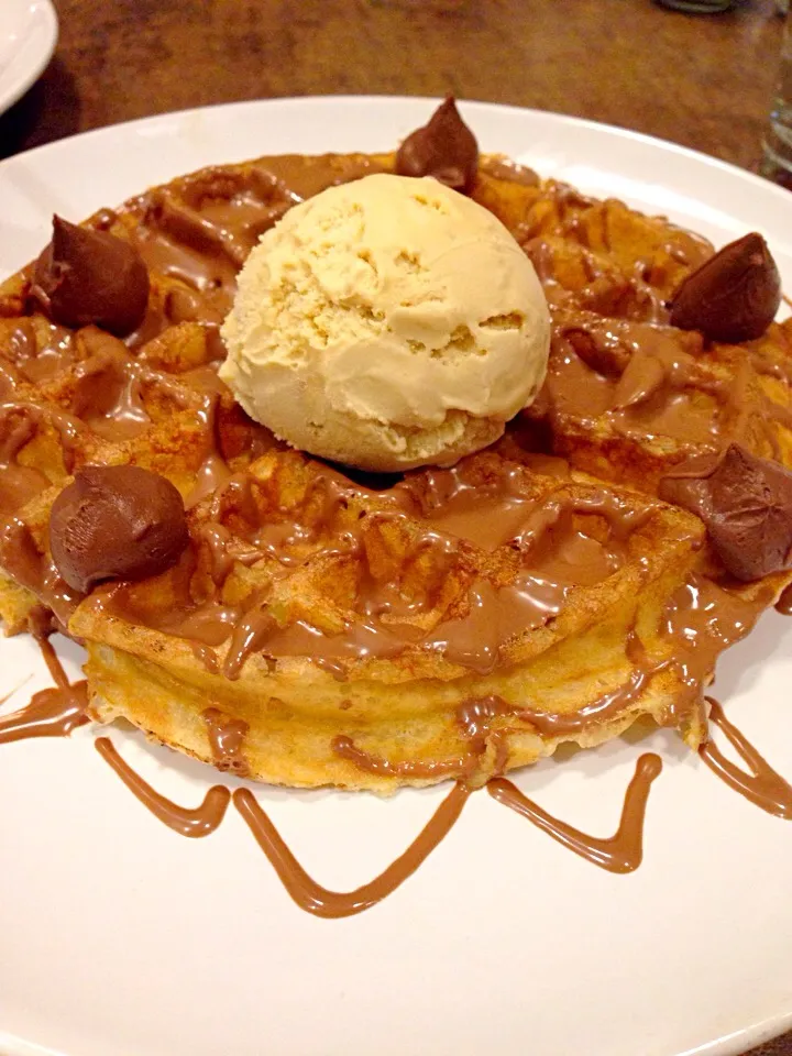 Waffle with honeycomb ice cream and chocolate sauce|enJOYさん