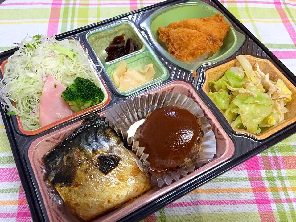 Snapdishの料理写真:手作りハンバーグ デミグラスソース 日替わり弁当 豊川市宅配|Naokazu Kuritaさん