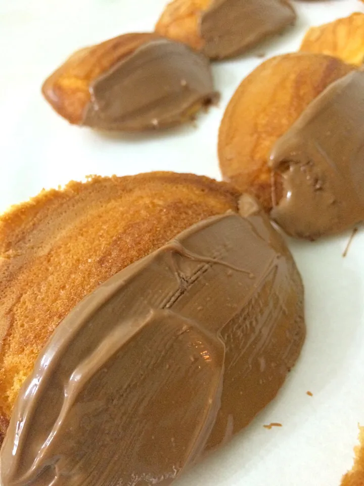 Chocolate Dipped Madeleines|Milka Papricaさん