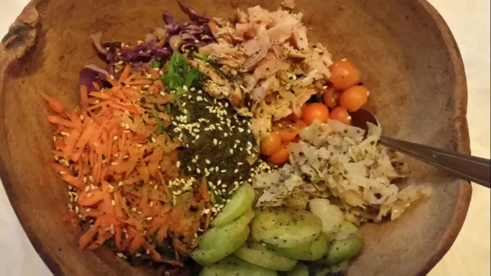 Kale Salad w/ Smoked Salmon, Veggies, Gomasio, Seaweed Kraut, and Hijike Tahini Miso Sauce|Christina Sasserさん