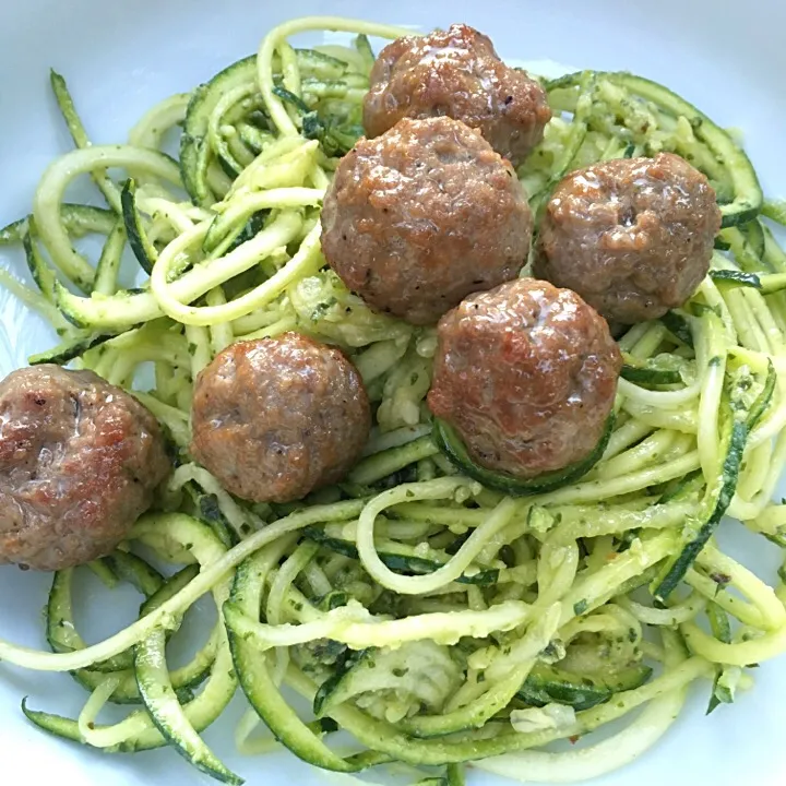 Pesto zucchini pasta with meatballs|Ashley Jackさん