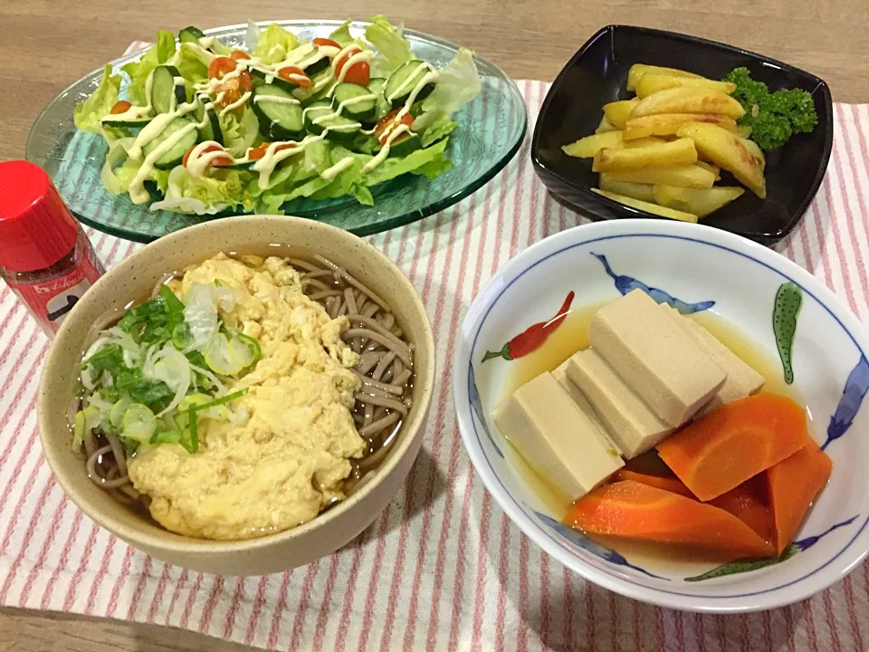 10・6晩御飯〜卵とじ蕎麦・高野豆腐と人参の含め煮・カロリーダウン焼きポテト・レタスとキュウリのサラダ|まーままさん