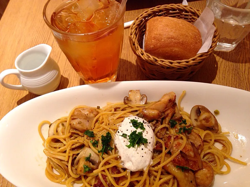 ローストチキンときのこのパスタとラフランスティー|みゅうさん