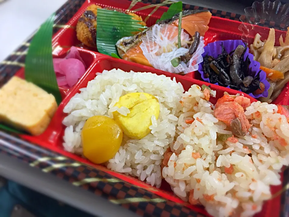 おこわ弁当。栗おこわと鮭おこわ。|liccaさん