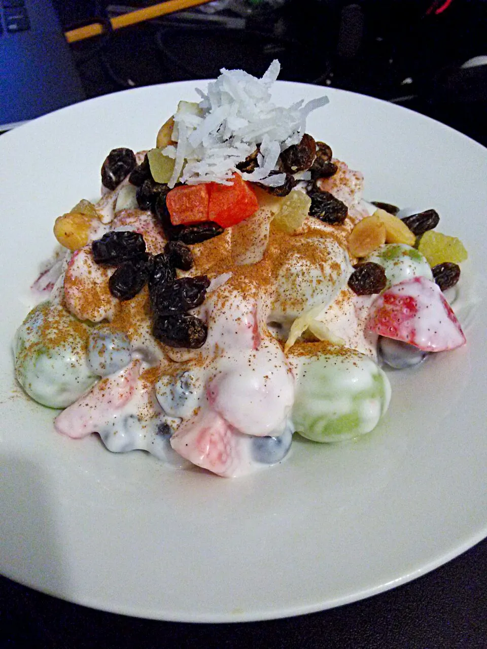 creamy fruit salad, topped with cinnamon,dried fruits and coconut flakes.|Chef-Jonathan TRさん