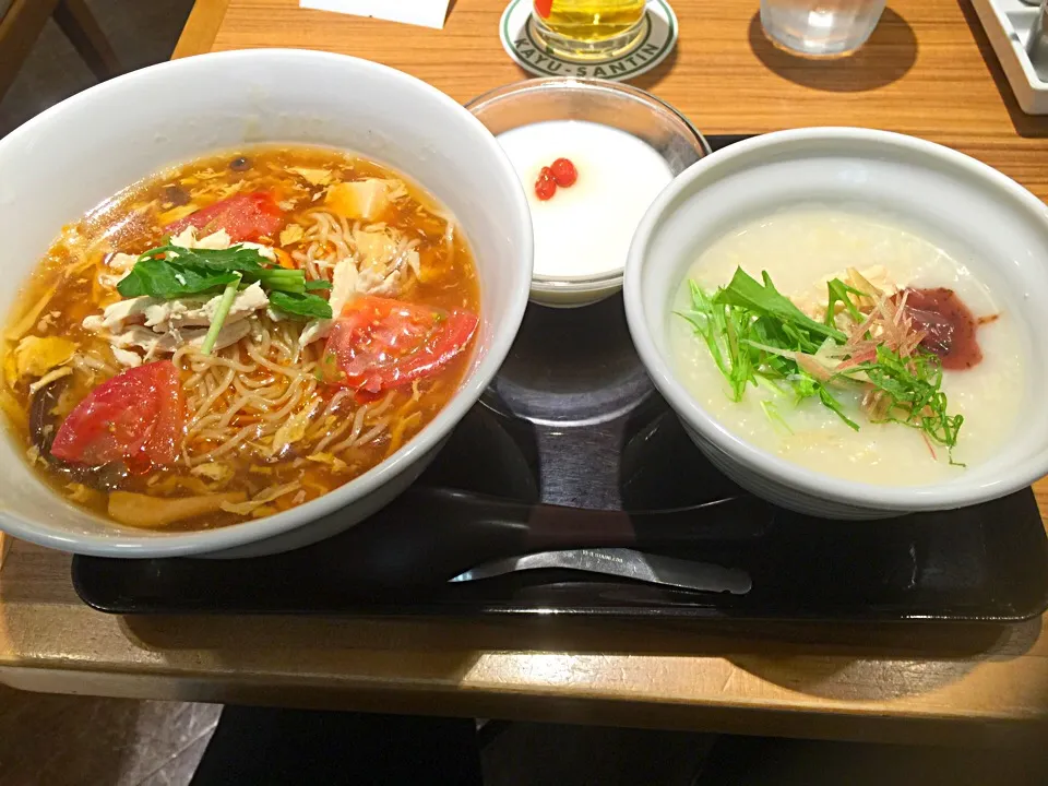 サンラーメンとお粥のセット(^-^)お粥は生姜入りでポカポカ温まりますね❤️|えりちゃんさん