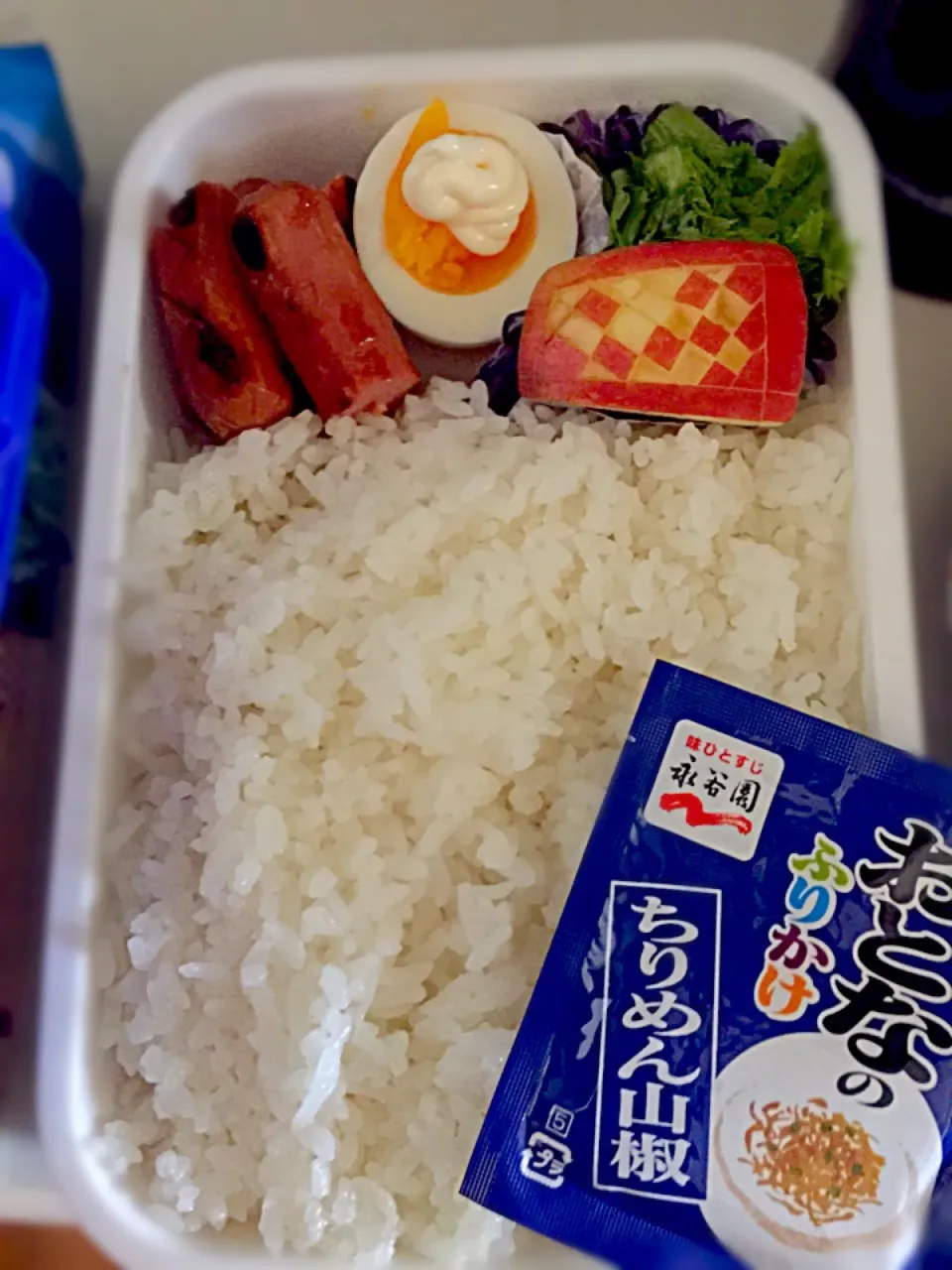 パパお弁当🍱  ソーセージソテー  半熟卵  わさび菜の和え物  林檎  ちりめん山椒ふりかけ|ch＊K*∀o(^^*)♪さん