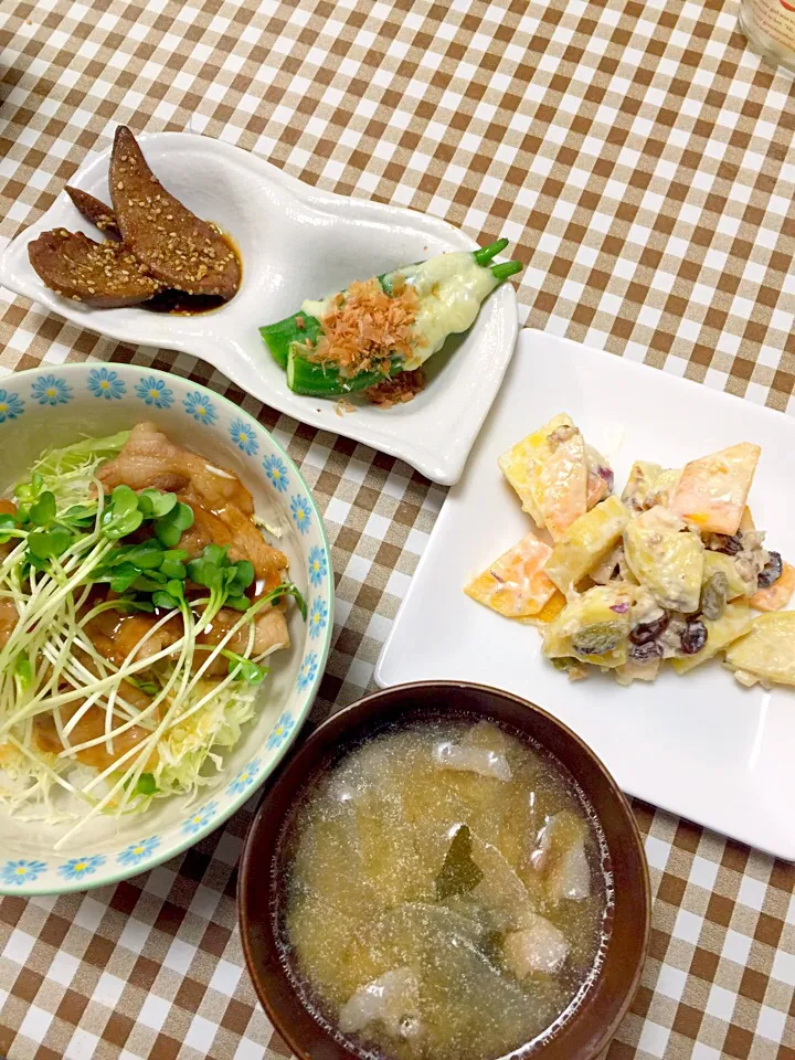 Snapdishの料理写真:豚味噌丼☀️サツマイモと柿のサラダ、レーズン、胡桃入り☀️オクラのチーズ焼き☀️豚レバーのゴマ甘辛|☆光るさん