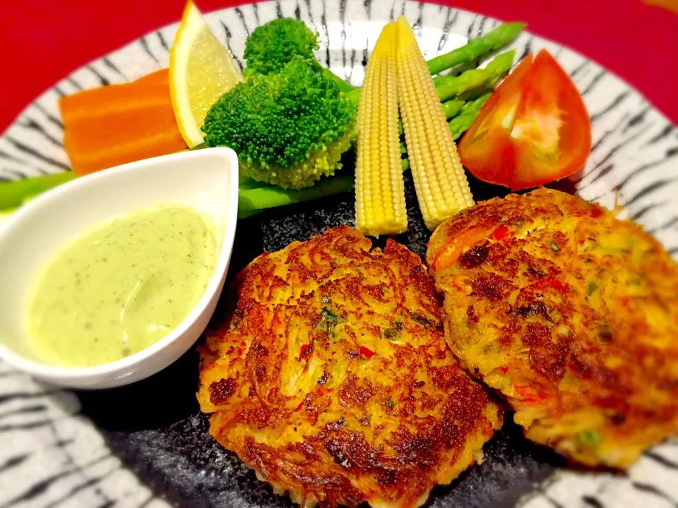 Snapdishの料理写真:Crab cake with spicy avocado sauce.クラブケーキをピリ辛アボカドソース、温野菜とともに。|Sayaka Jinsenji Huletteさん