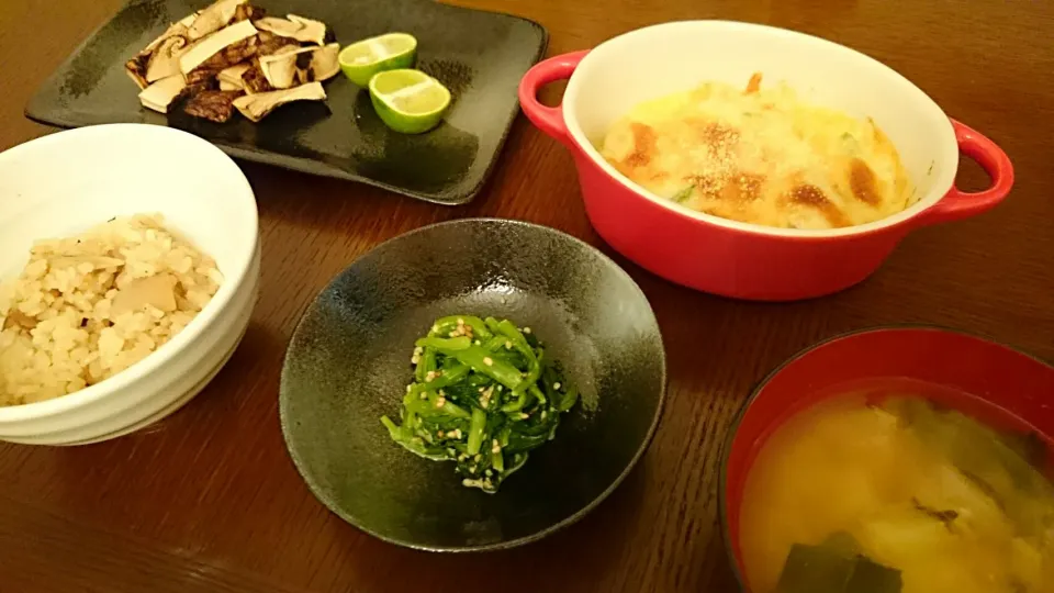 Snapdishの料理写真:松茸ご飯、秋鮭と野菜のグラタン、薩摩芋白菜のお味噌汁、焼き松茸、ほうれん草の胡麻和え|アンジェさん