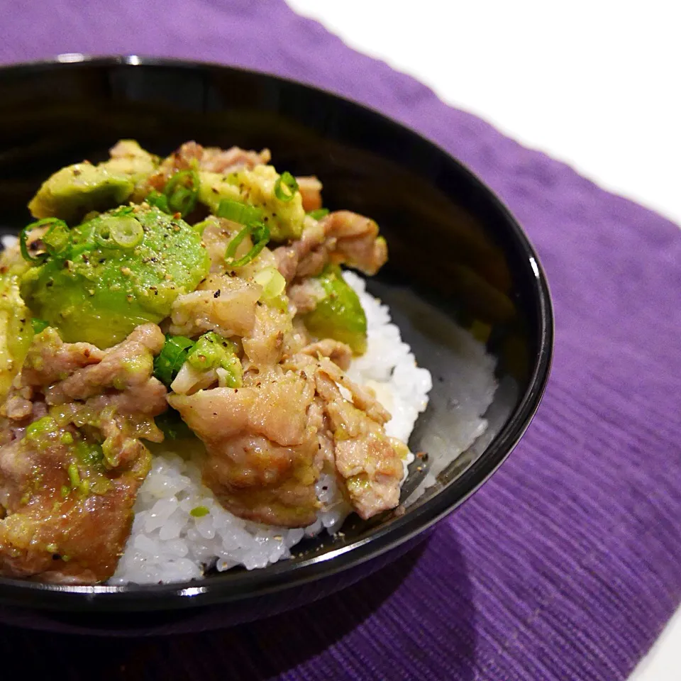 Snapdishの料理写真:アボカド入りのネギ塩豚丼☺︎|mahomahoさん