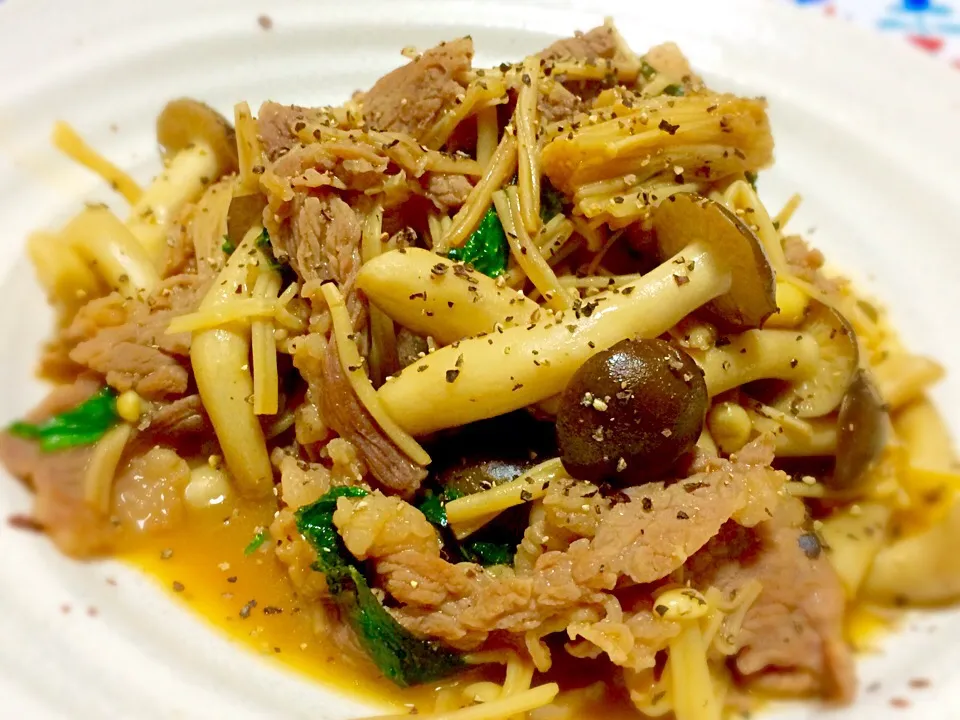 🍁牛肉とキノコで大葉バター醤油炒め🍄|USO-8000さん