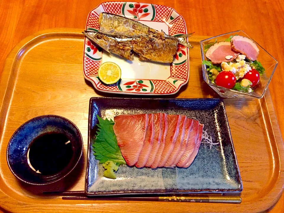 Snapdishの料理写真:天然ぶりのお刺身と秋刀魚〜〜|yuyusuzuさん