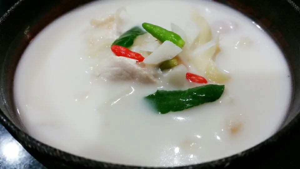 Chicken and galangal in coconut milk soup|kanokpornさん