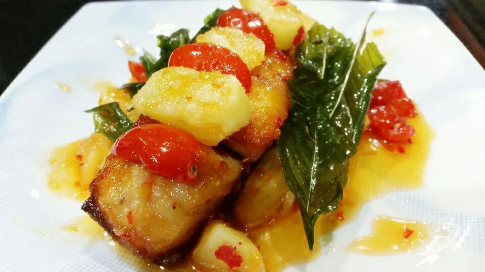 Snapdishの料理写真:Fried grouper topped with sweet, sour and mixed with pineapple , tomato|kanokpornさん