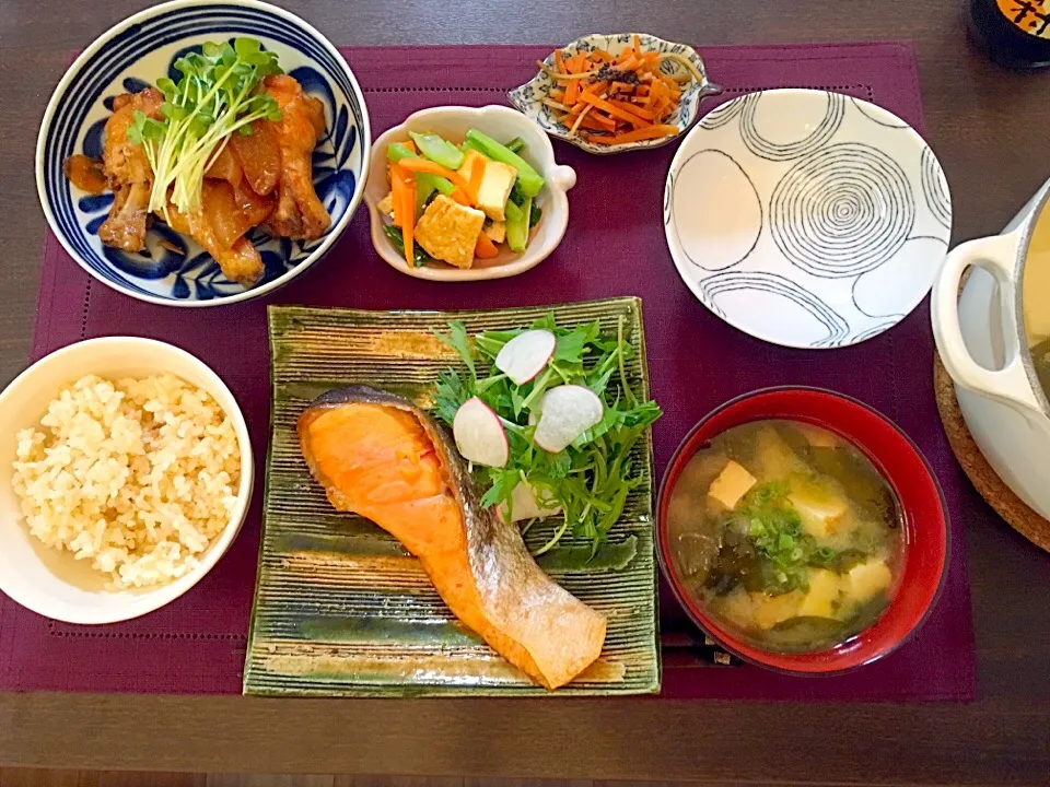 Snapdishの料理写真:鮭  鳥足と大根の煮物   小松菜と厚揚げの中華炒め   きんぴらごぼう   味噌汁   湯豆腐|NAKATAさん