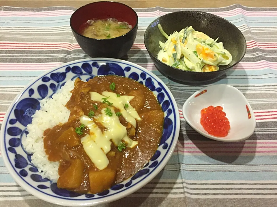 チーズカレーライス・白菜キュウリと茹で卵のサラダ・いくら・炒め舞茸と白滝の味噌汁|まーままさん