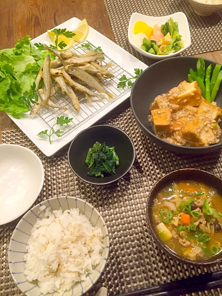 今日は、ワカサギの唐揚げ🐟厚揚げのそぼろ煮、ツルムラサキの黒胡麻和え🌿具沢山豚汁、お漬物💛|まみりんごさん