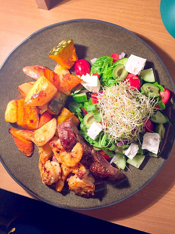 Steak, Prawns, Roast Veg + Greek Salad|Chrisy Hillさん